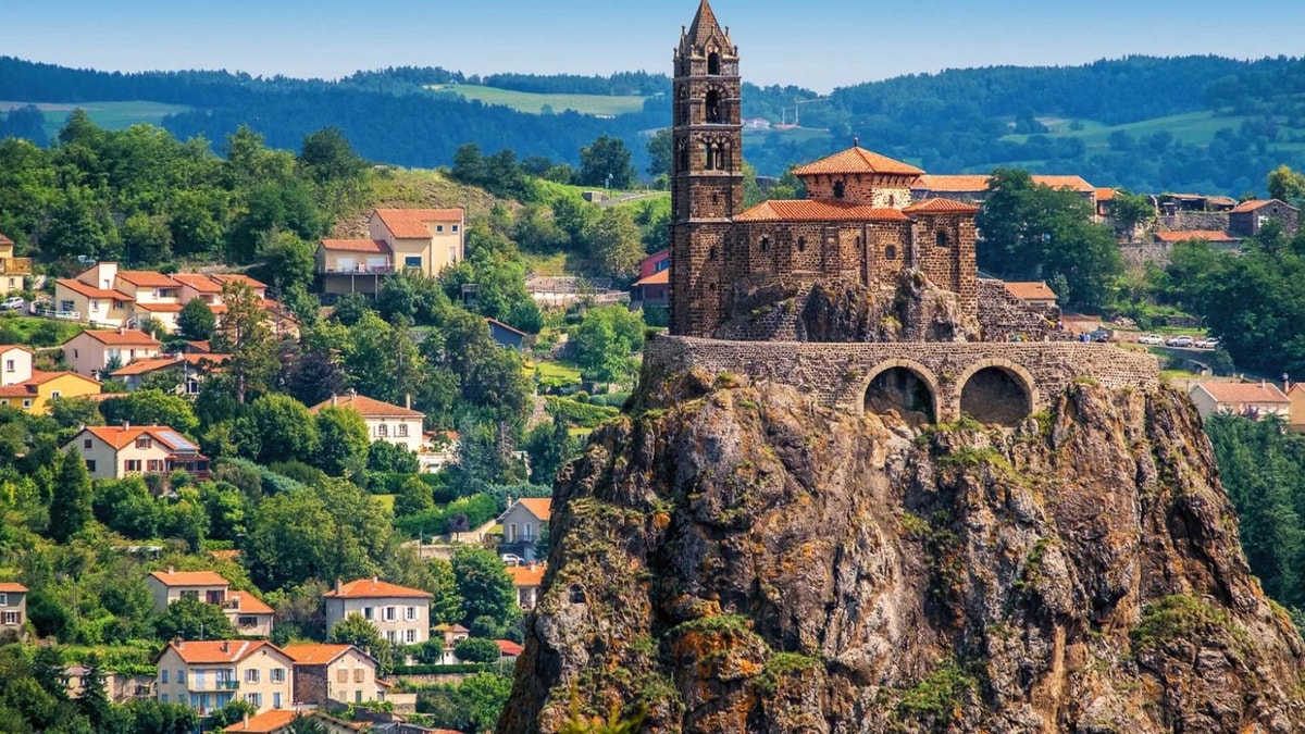 Cette chapelle auvergnate construite sur un volcan défie les lois de l'équilibre