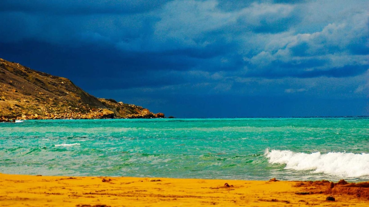 Cette destination cache la seule plage de sable rouge-orangé eu Europe