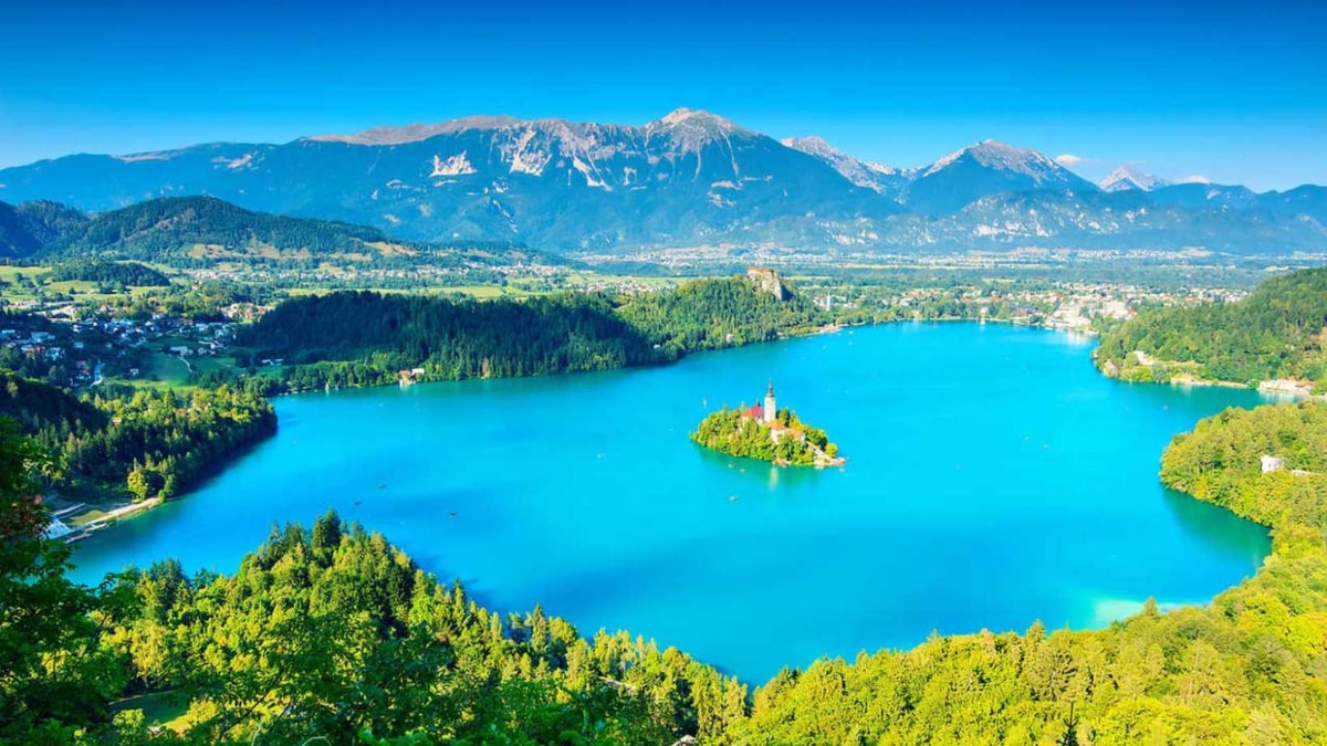 Cette destination européenne combine montagnes, lac turquoise et château de conte de fées