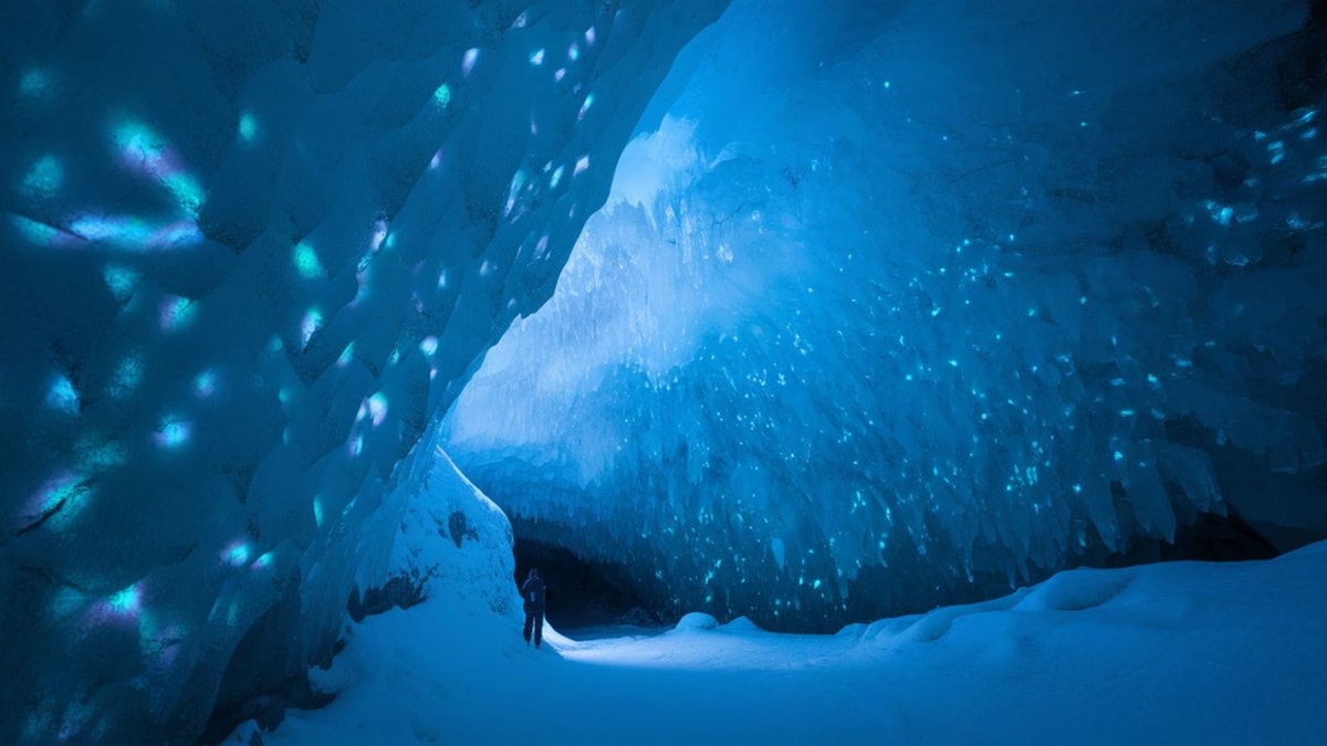 Cette grotte de glace cache un secret fluorescent révélé uniquement en plein hiver