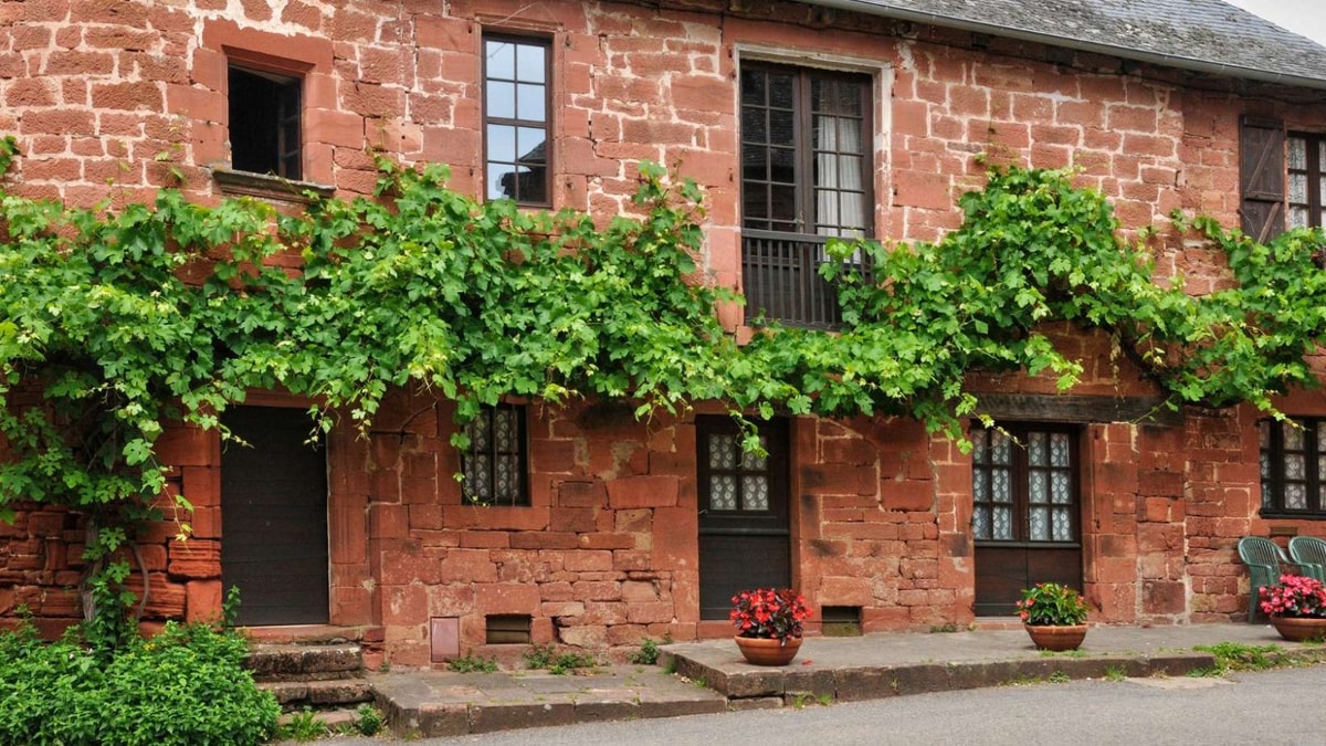 Dans ce village français, les façades changent de couleur selon l'heure de la journée