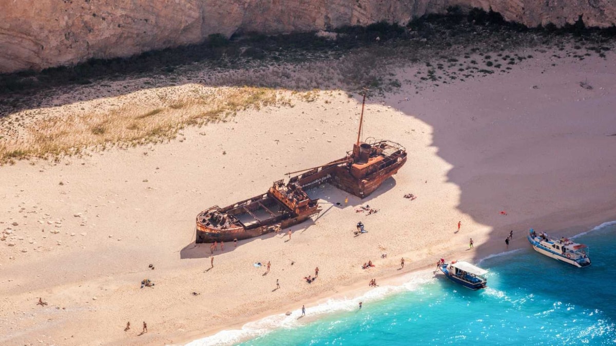 Dans cette crique isolée, un navire abandonné est devenu une attraction mondiale
