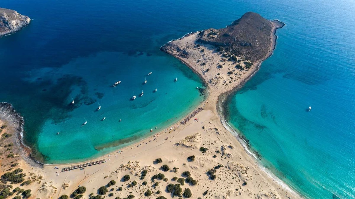 Dans cette lagune, vous pourrez traverser la mer à pied jusqu'à un îlot sauvage