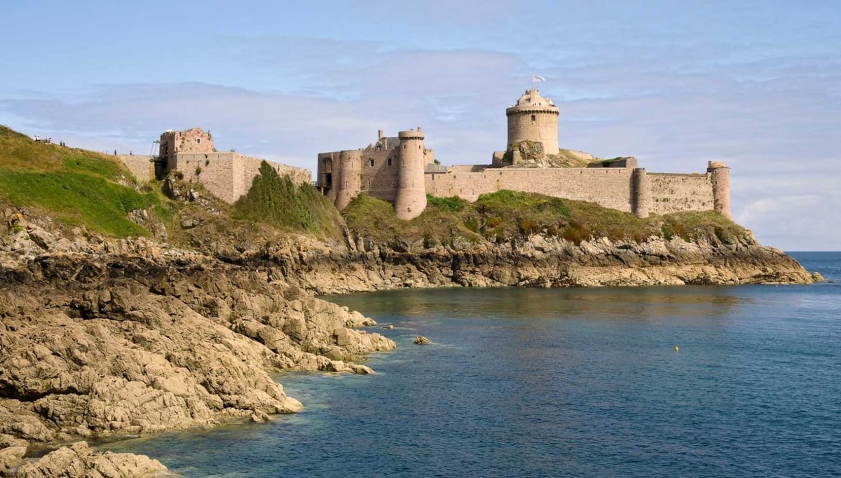 Perché à 60 mètres au-dessus des flots, ce château breton cache un four à boulets rouges encore fonctionnel
