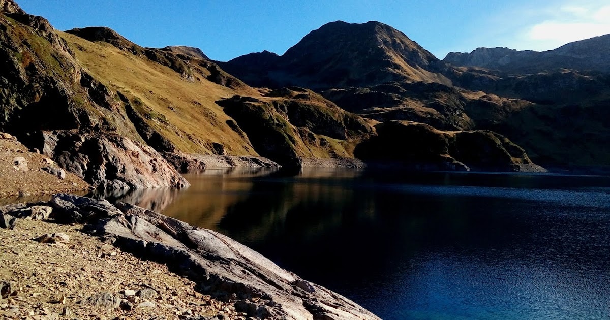Ce lac est le plus profond des Pyrénées : 135m de profondeur à 1977m d'altitude