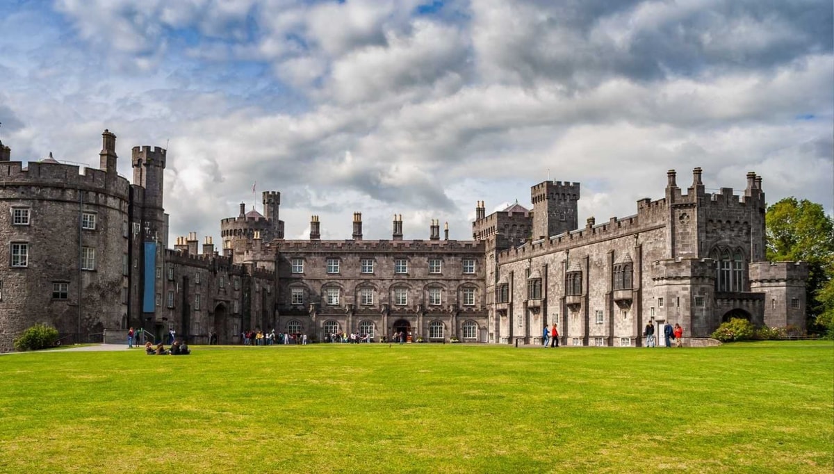 Ce château irlandais offre 6 hectares de jardins et un lac artificiel secret