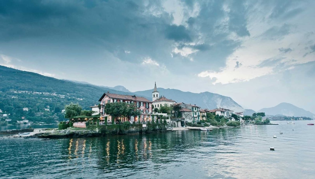 J'ai découvert un jardin flottant caché entre deux pays et il a changé ma vision des Alpes
