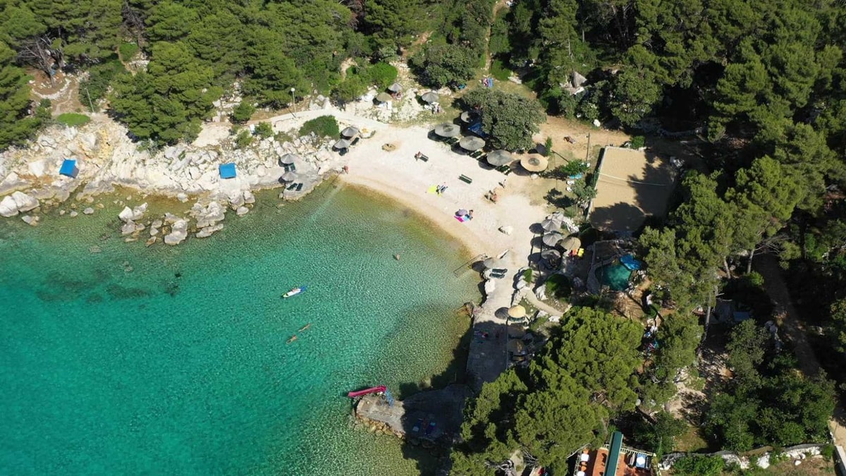 Les eaux cristallines de cette crique croate attirent les naturistes du monde entier