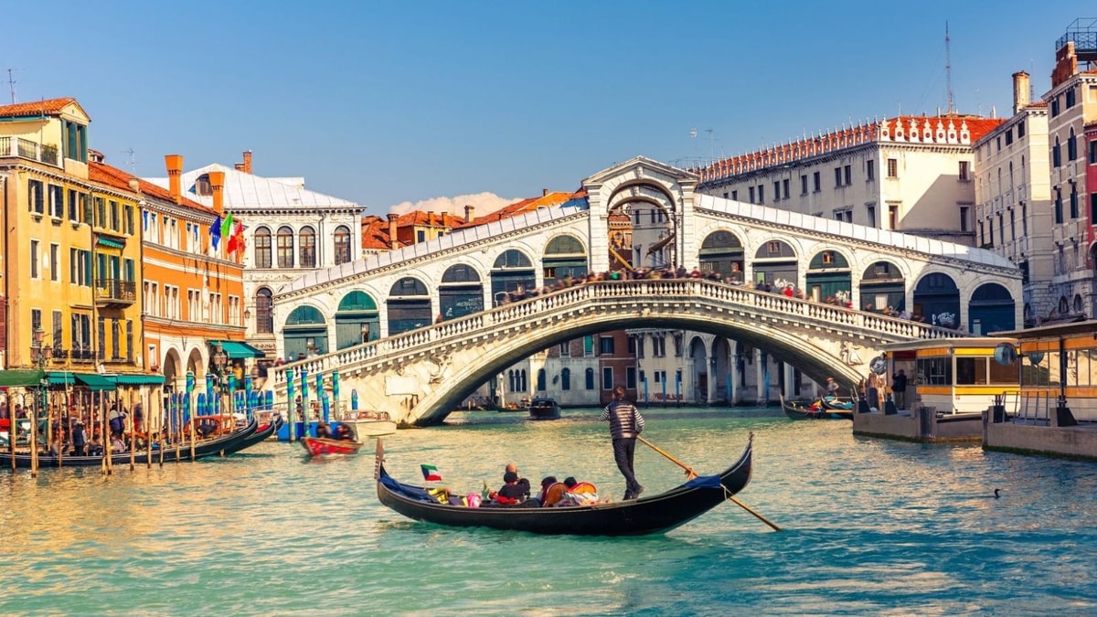Les gondoles interdites de Venise existent encore dans ce canal secret