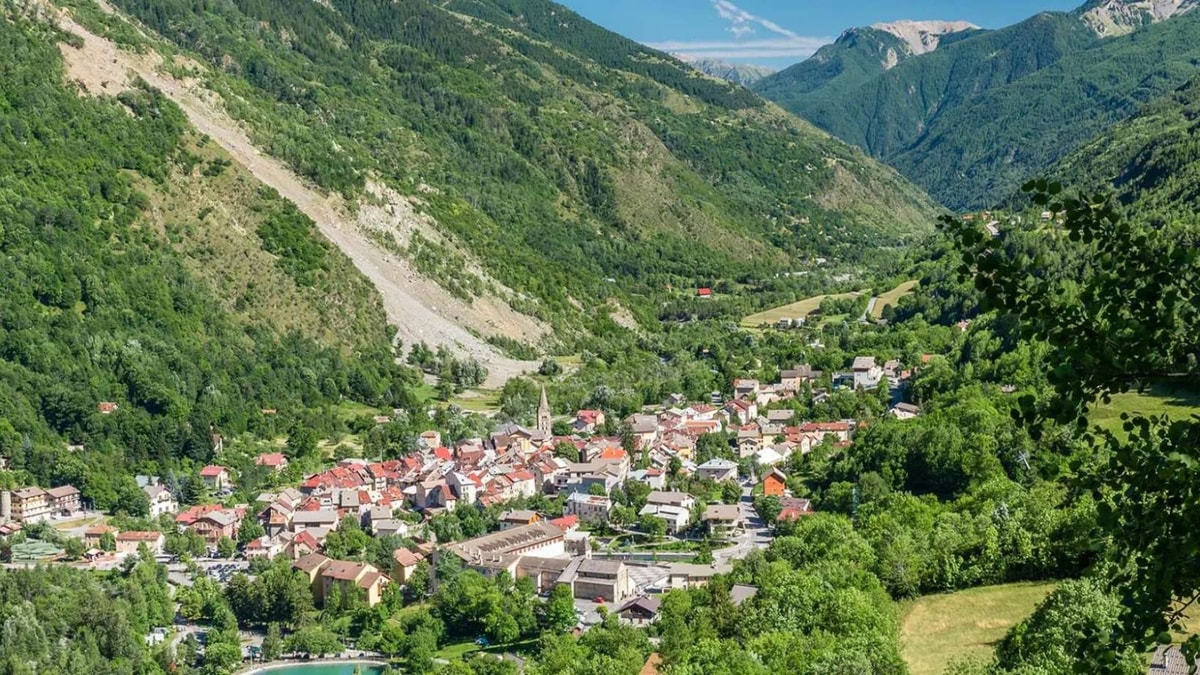 Les habitants de ce village alpin vivent avec 300 jours de soleil par an et des panoramas à 360°