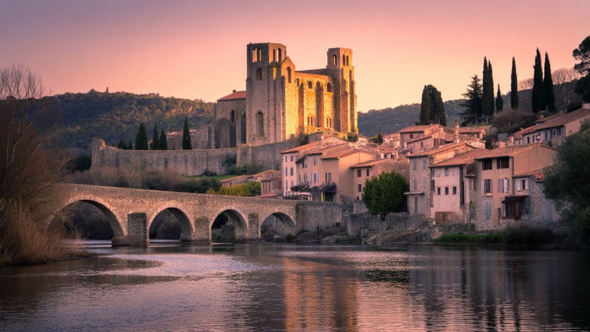 Les ruelles pavées de ce village languedocien cachent un trésor abbatial oublié