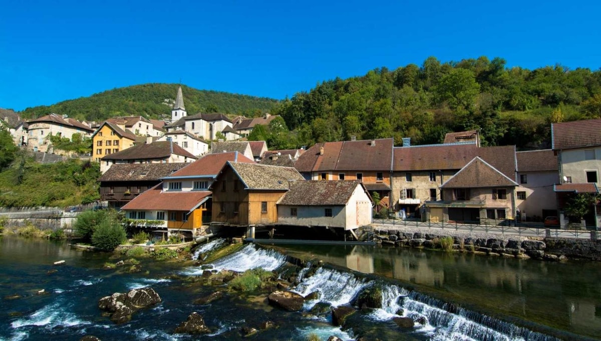 Dans ce joyau architectural de Franche-Comté, les maisons vigneronnes défient la gravité depuis le 16ème siècle