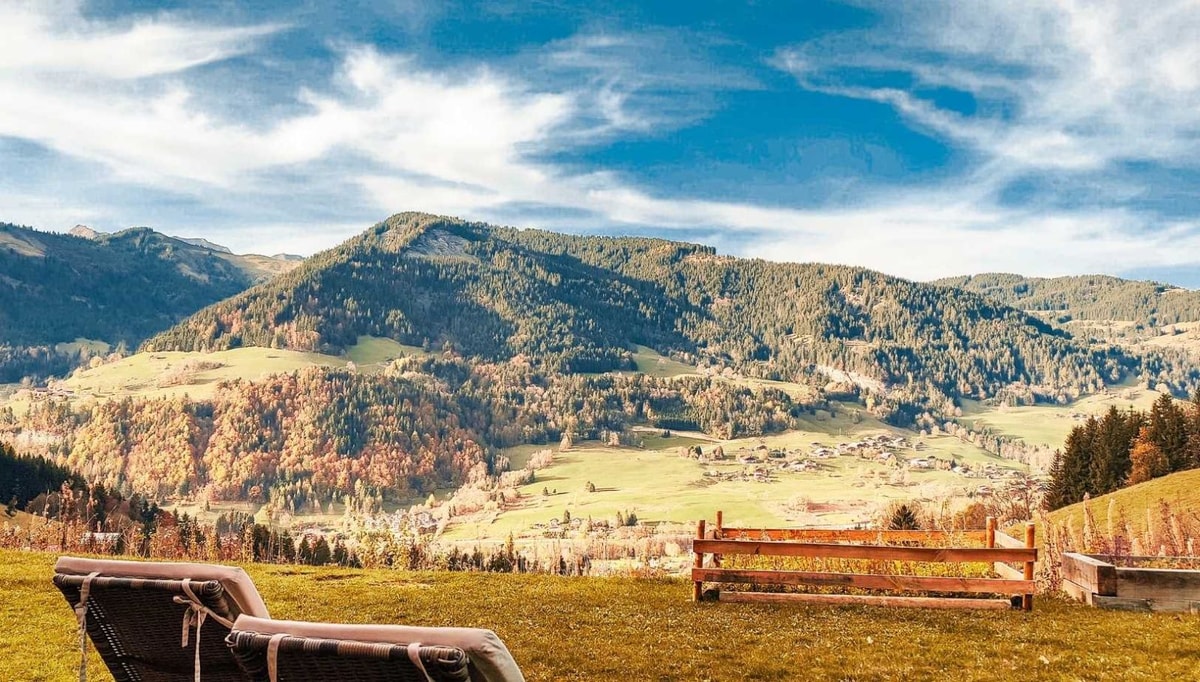 Ce village des Alpes mélange luxe discret et authenticité savoyarde depuis 100 ans