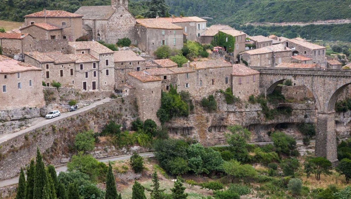 140 cathares brûlés en 1210 : le sombre secret de ce village héraultais