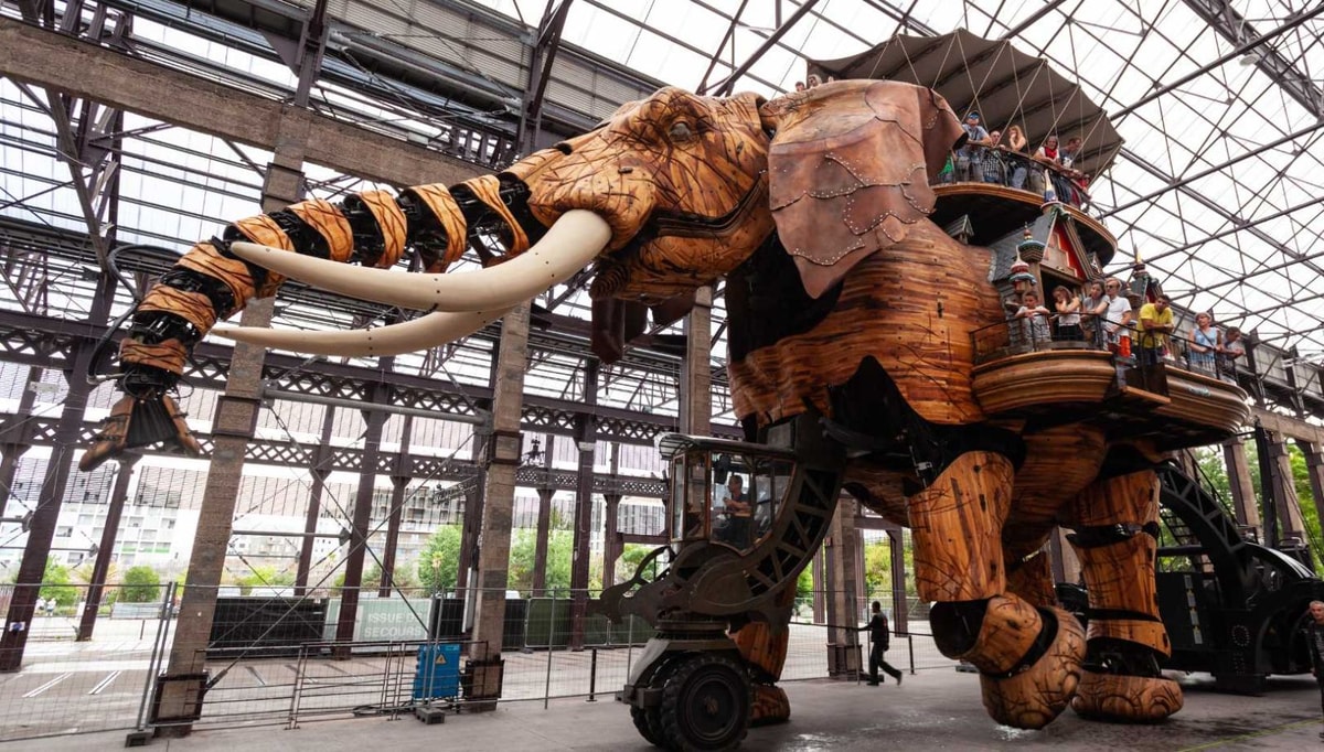 Cette ville a transformé son usine en repaire de créatures géantes