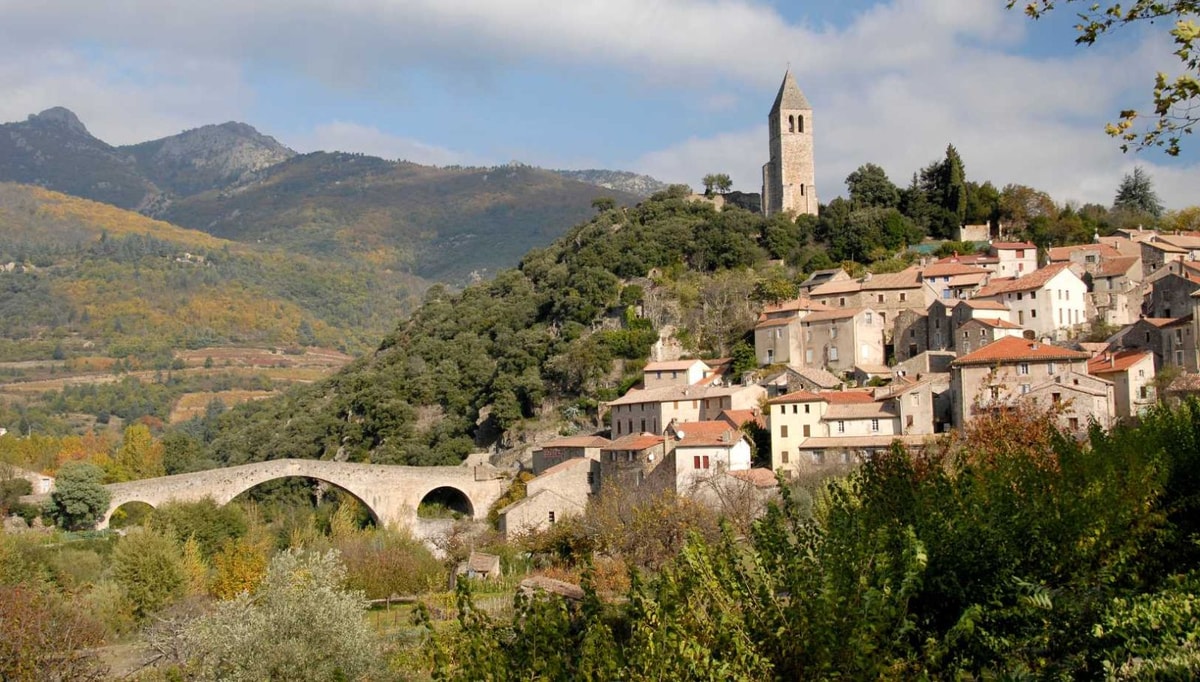 Ce village médiéval de 800 ans défie le temps avec son pont légendaire