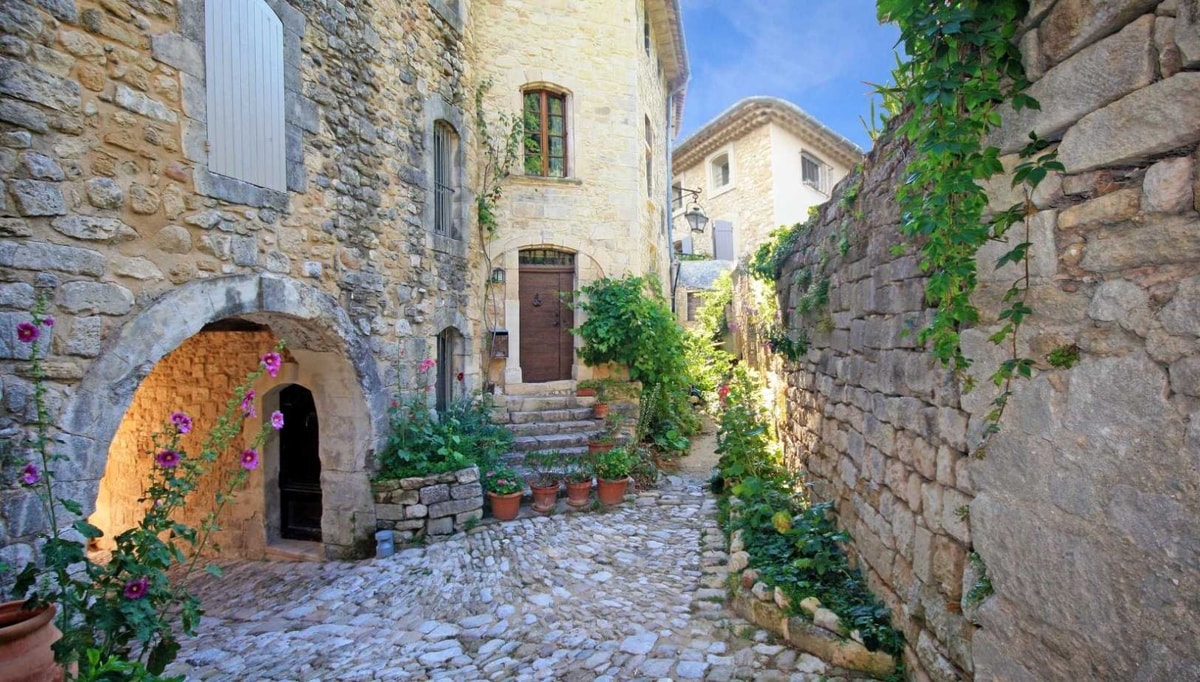 Ce village perché à flanc de falaise calcaire cache une église romane aux graffitis médiévaux