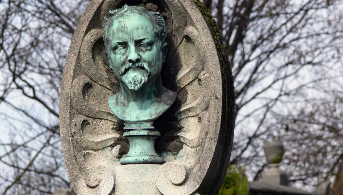 Ce cimetière parisien attire 3,5 millions de visiteurs par an : ce qu'ils viennent toucher est incroyable