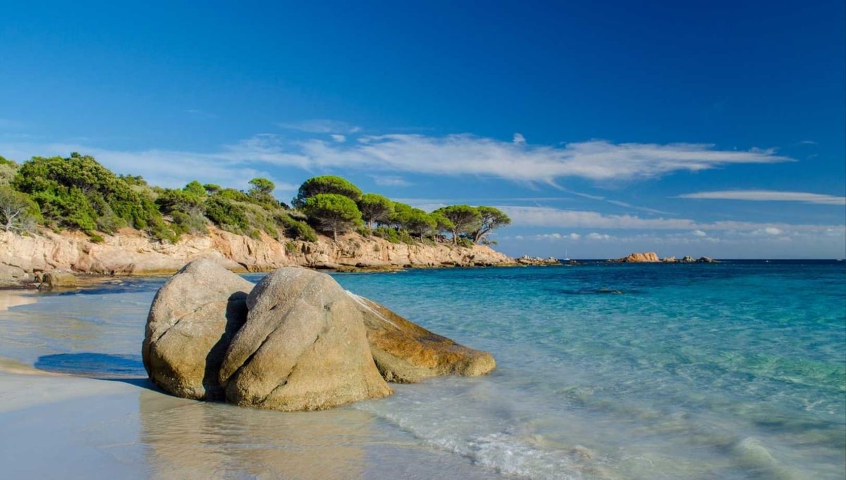 Pirates et contrebandiers hantent cette plage corse : les grottes cachent encore leurs trésors