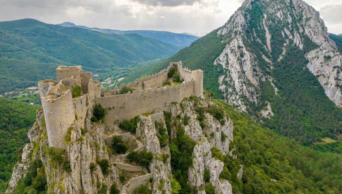 Ce château cathare de 697 mètres offre 360° de panorama au cœur des Corbières sauvages