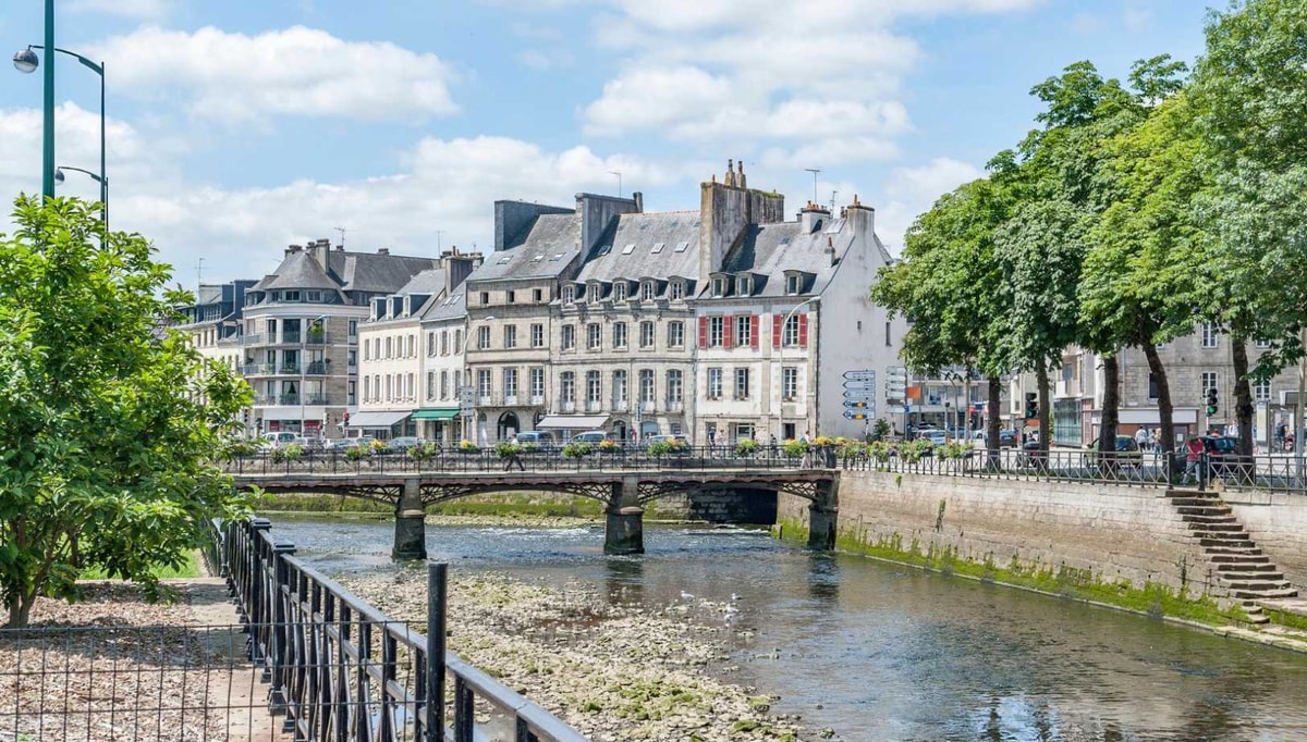 Au confluent de 3 rivières, cette cité médiévale bretonne garde les traces d'un mystérieux camp romain