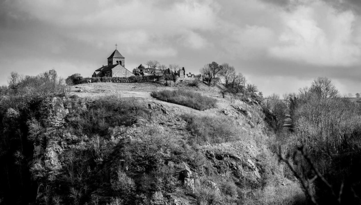 À seulement 30 km de Clermont-Ferrand, ce village auvergnat abrite 13 fresques médiévales uniques en Europe