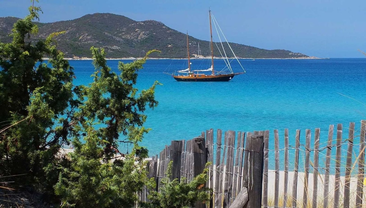 Ma découverte dans le désert corse : une plage accessible uniquement en 4x4