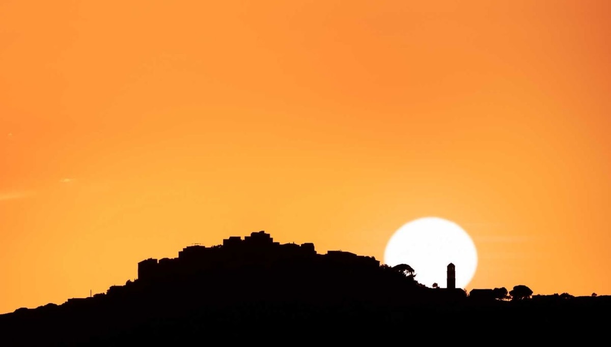 J'ai découvert un village corse perché à 500 mètres d'altitude dont les maisons semblent surgir de la roche