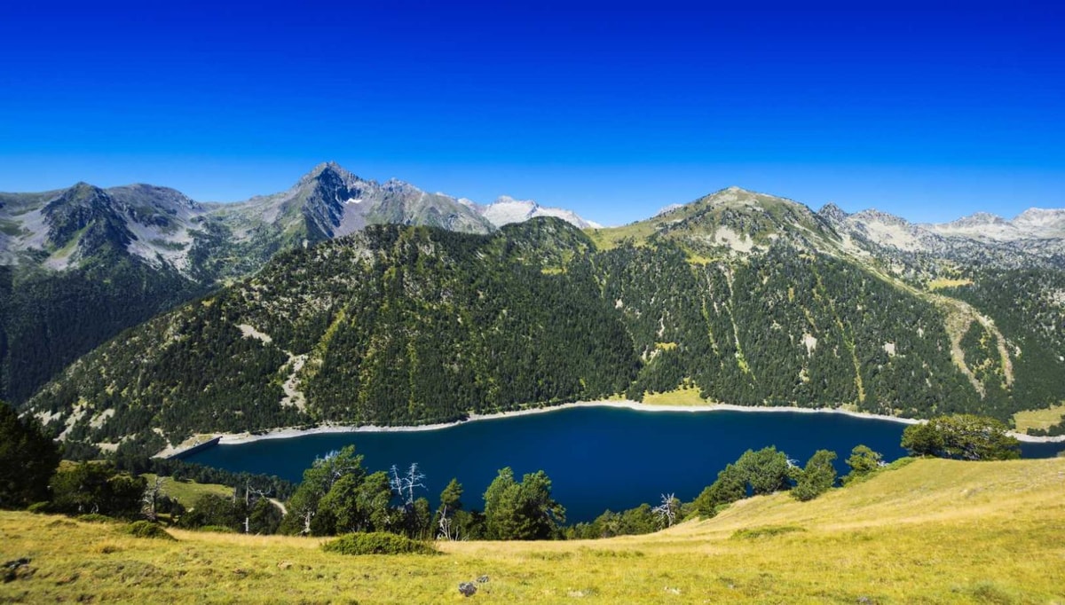 Au creux d’un amphithéâtre naturel, ce village des Pyrénées Ariégeoises abrite des sentiers de randonnée uniques aux monde
