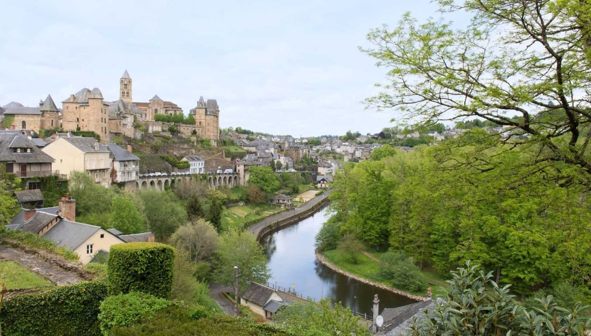 Ce village médiéval du Limousin conserve des trésors architecturaux uniques en France