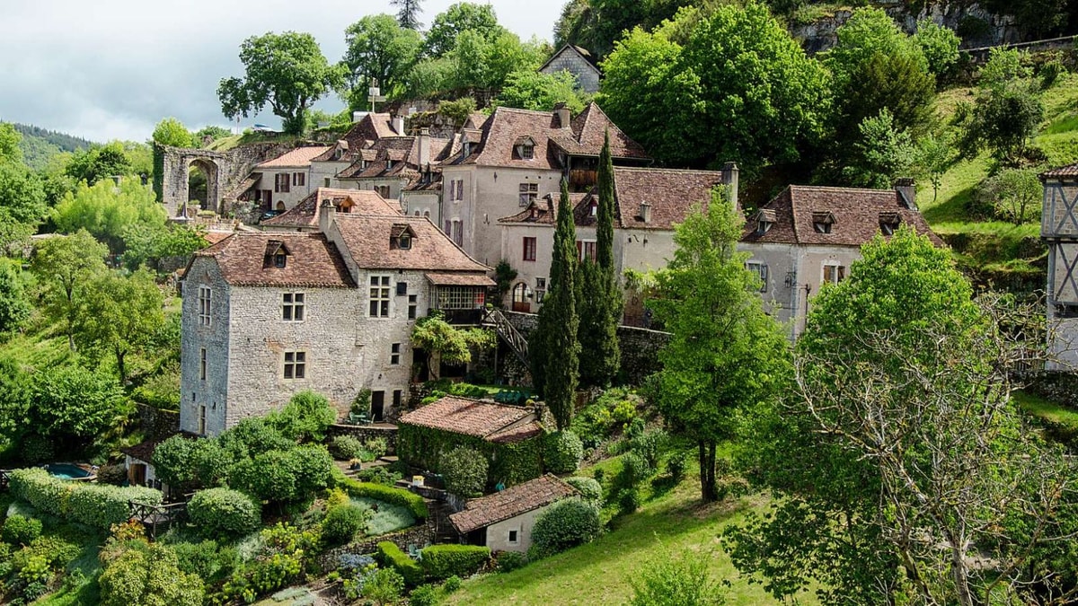 Visiter ce village du Lot, c'est voyager entre le XIIe et le XXIe siècle