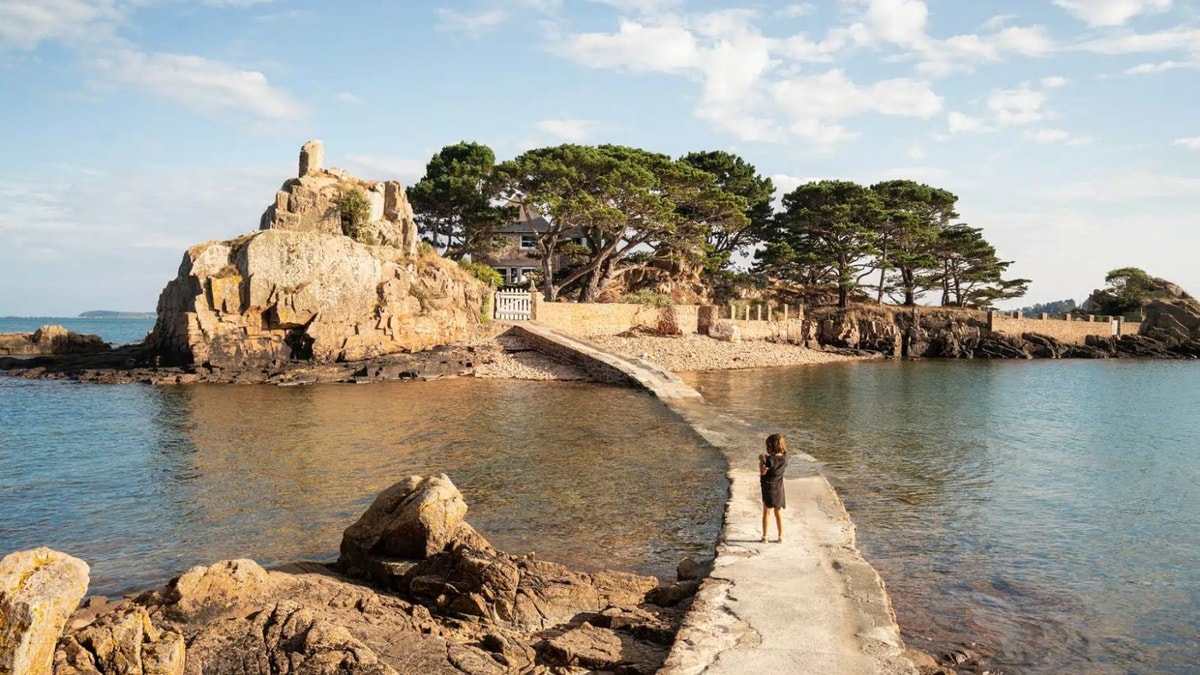 Seulement 15 km², mais une île paradisiaque : voici le plus petit département français