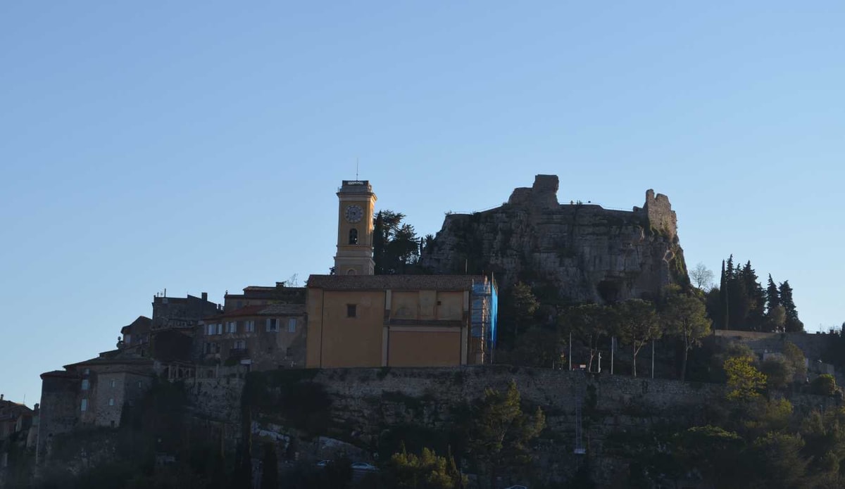Laissez-vous séduire par ce village perché où 2000 ans d'histoire flirtent avec la méditerranée