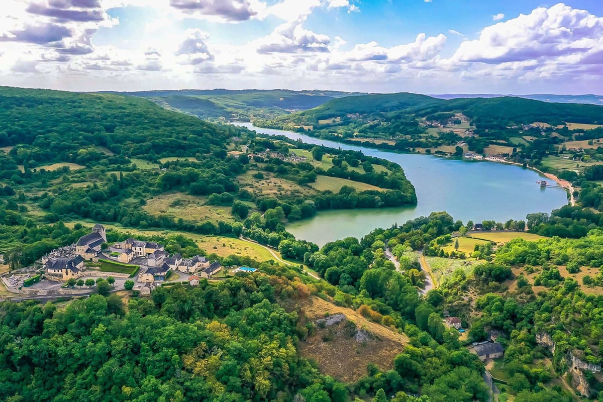 Ce lac artificiel de 84 hectares attire des champions du monde d'aviron à 10 km de Brive