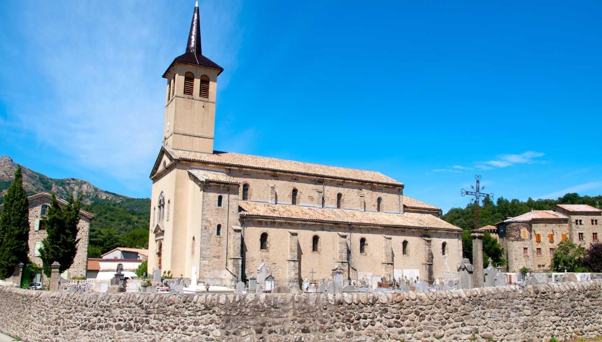 Ce village de niché entre 3 châteaux abrite des orgues basaltiques millénaires