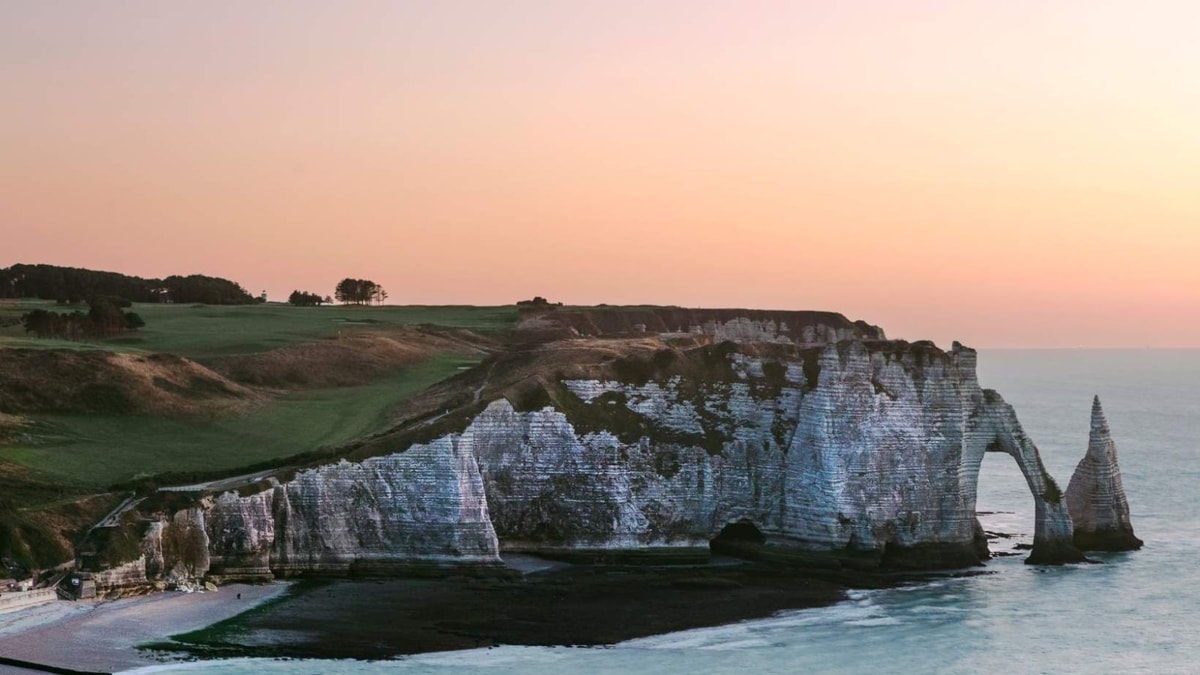 Étretat : 1375 mètres de falaises sculptées depuis 65 millions d'années