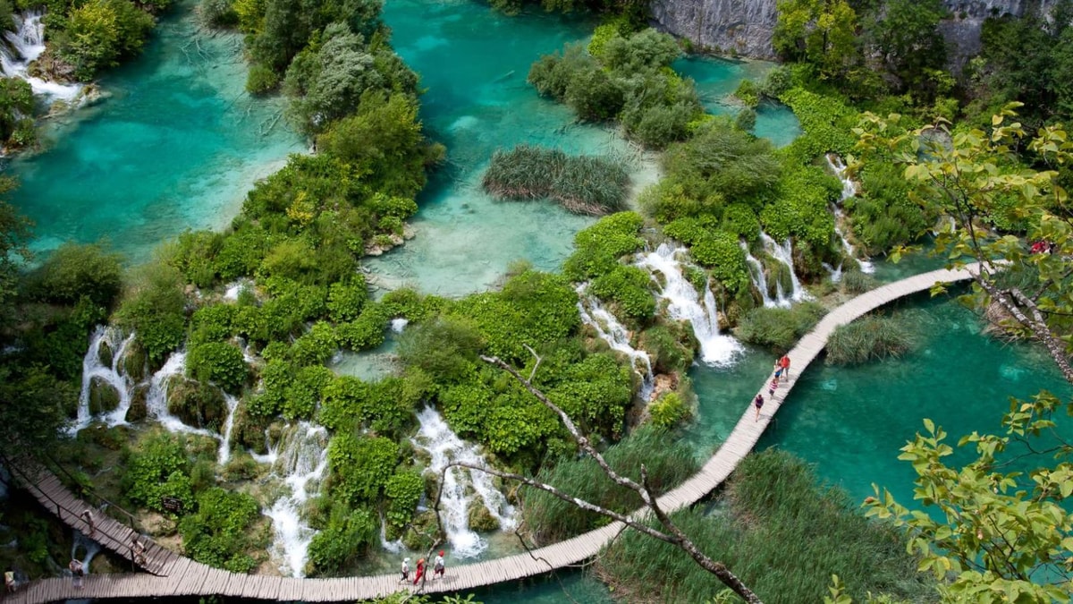 92 cascades tumultueuses et 16 lacs, ce parc national croate est à visiter cet hiver !