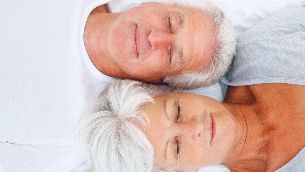 La routine du soir qui permet aux seniors de dormir comme des bébés