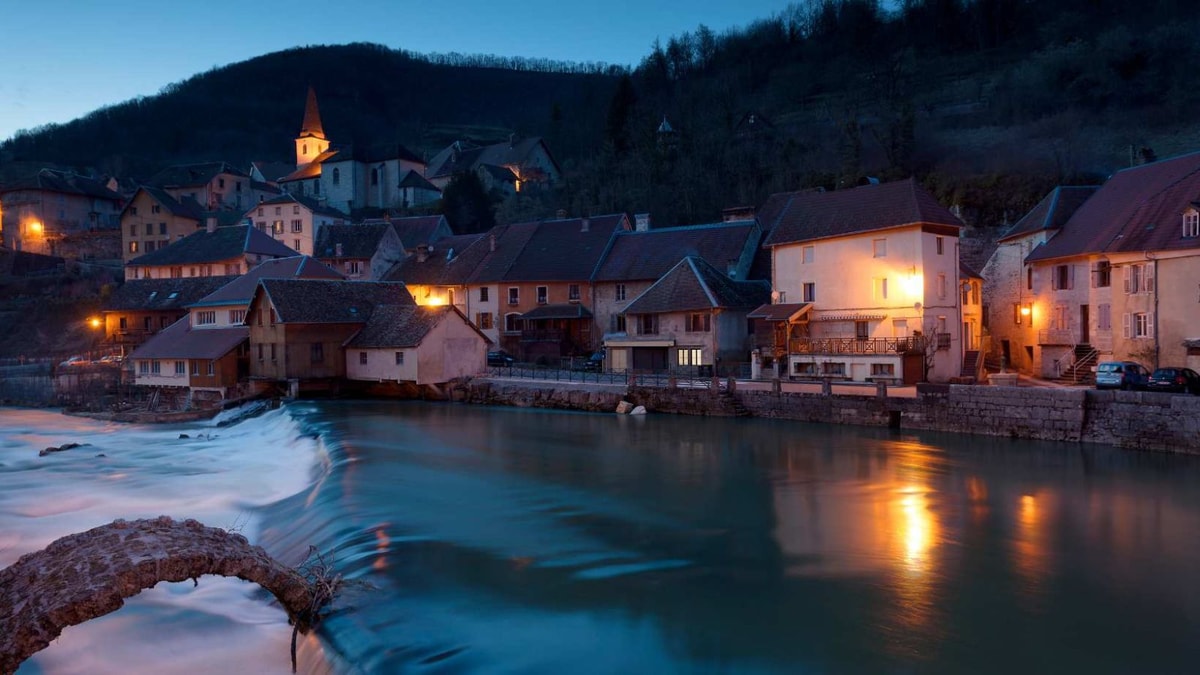 Ce village de 200 habitants cache les volets coulissants les plus anciens de France