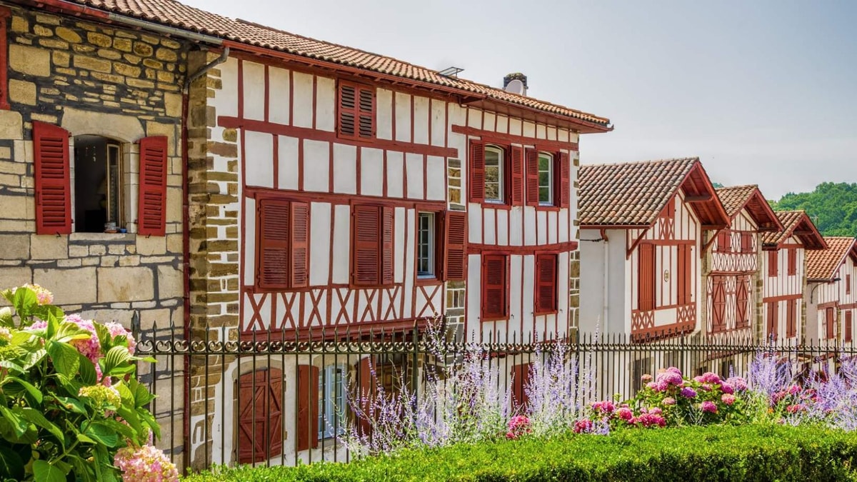 Quel village basque de 900 habitants abrite le plus vieux trinquet de France ?