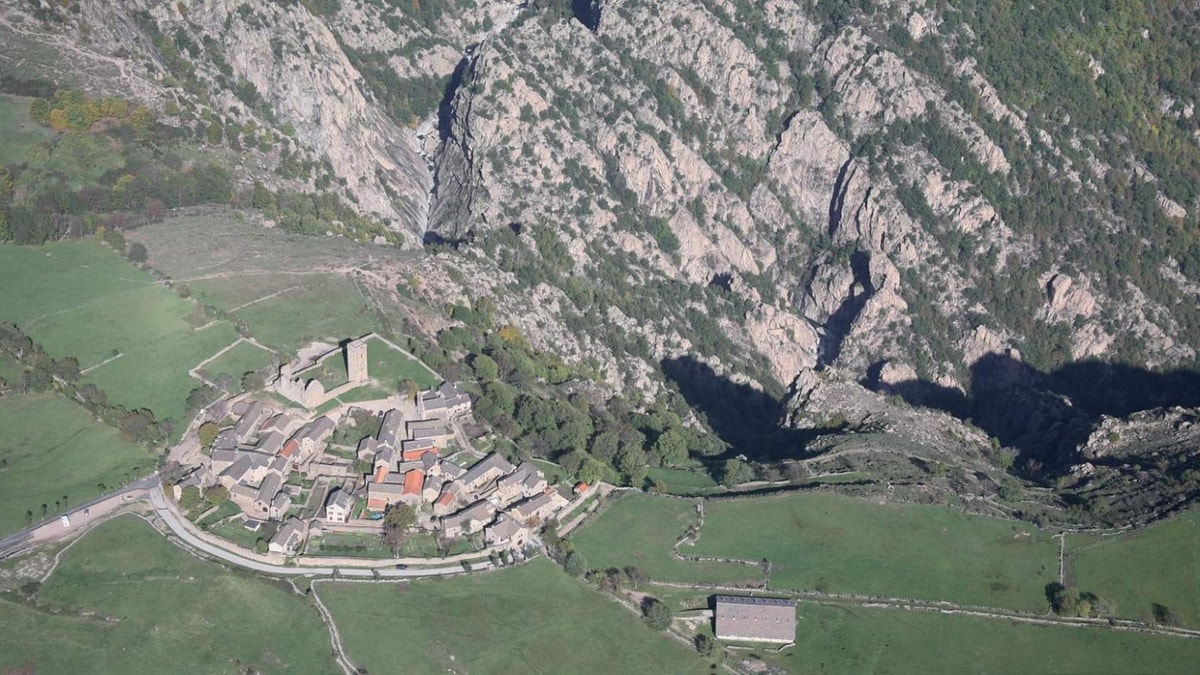 Inscrit parmi les Plus Beaux Villages de France, ce bijou cévenol offre un panorama à couper le souffle