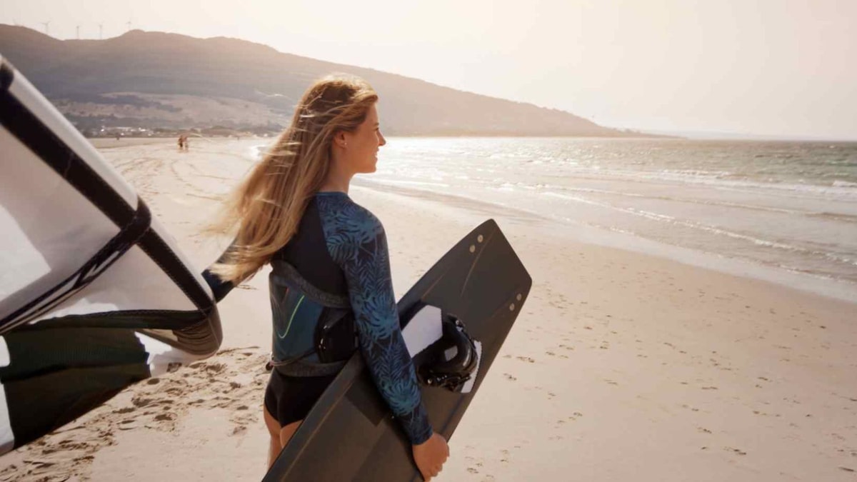 Quel lieu combine château médiéval, îles de rêve et kitesurf de classe mondiale ?