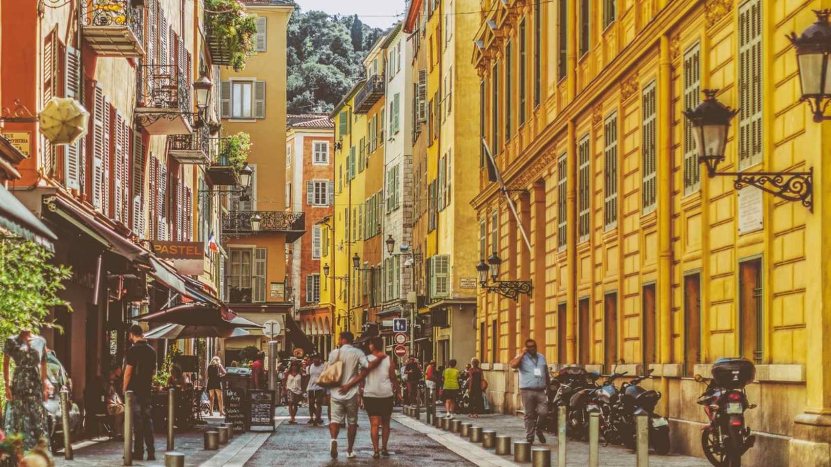Quelle cité abrite à la fois un carnaval mythique, un marché provençal unique et un musée russe ?