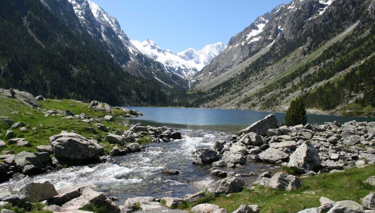 À 1725 m dans les Pyrénées, ce lac se transforme en patinoire naturelle de 19 hectares