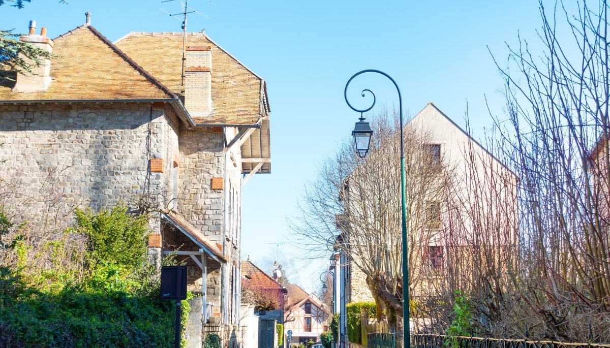 Barbizon : 1265 habitants sur 5,38 km², 100 œuvres pré-impressionnistes à 84 m