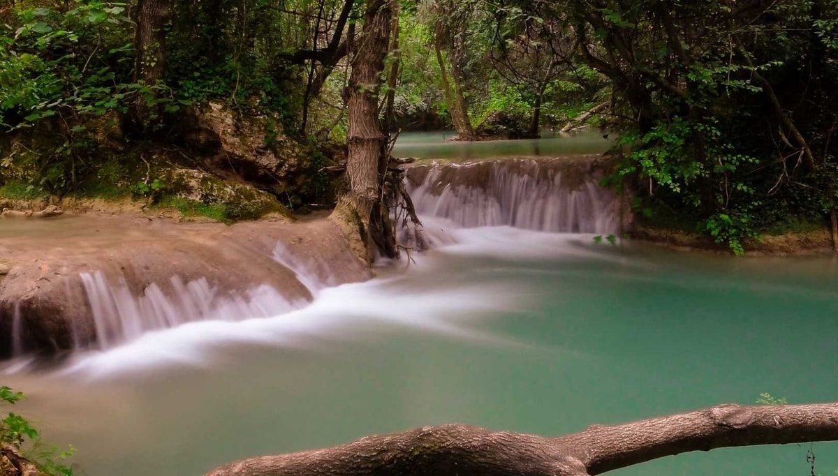 Ce village provençal bâti autour d'une cascade millénaire était déjà connu des Romains pour ses vertus thermales