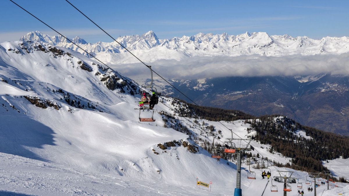 Ce village alpin offre 445 km de pistes de ski avec vue sur le toit de l'Europe