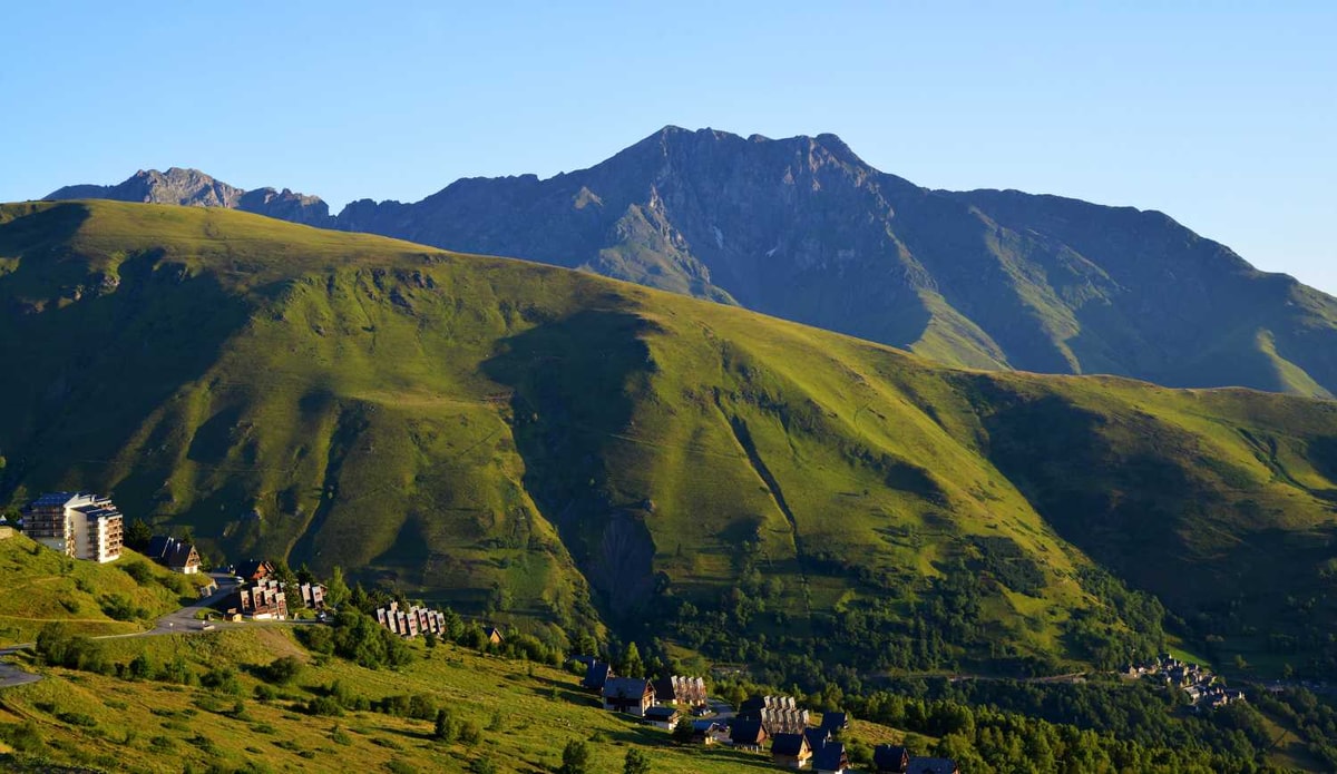 Cap sur un refuge pyrénéen où l'authenticité des bergers rencontre la passion du ski