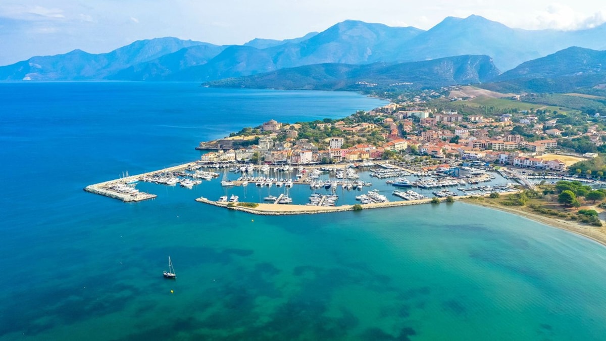 Ce port de plaisance de 850 anneaux cache l'un des plus beaux villages de Méditerranée