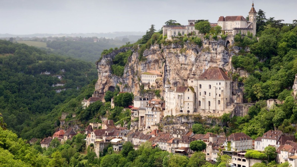 Cette cité entière survit accrochée à 150m de hauteur